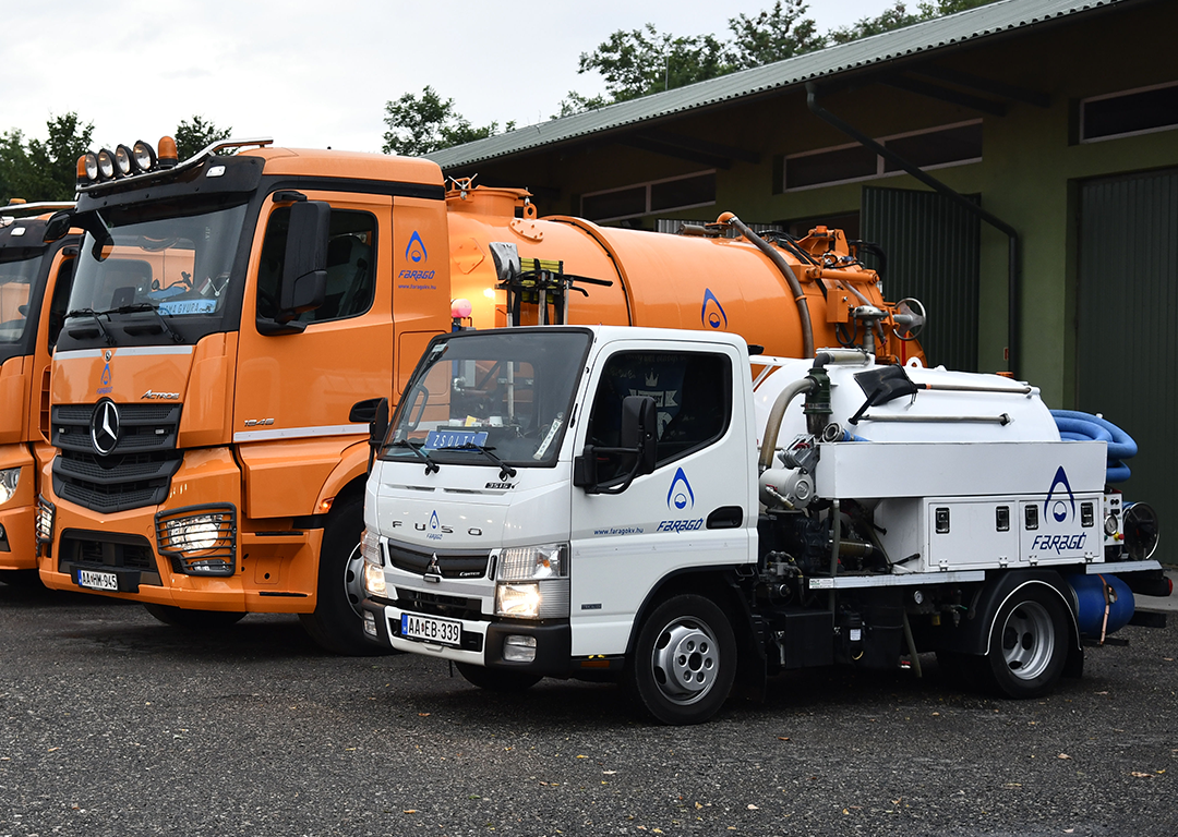 Olajfogó tisztítás, speciális járművekkel.