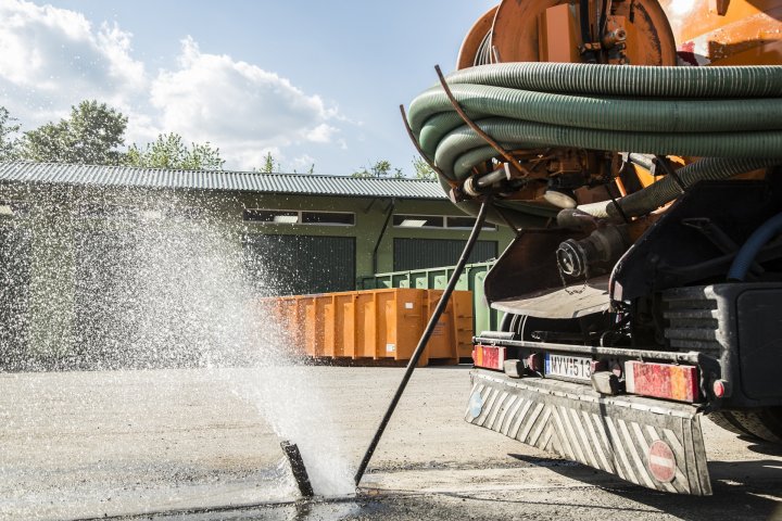 Szennyvíz szállítása és kezelése.