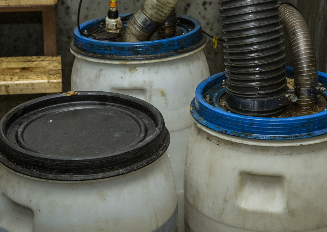 Zsírfogók ürítése.